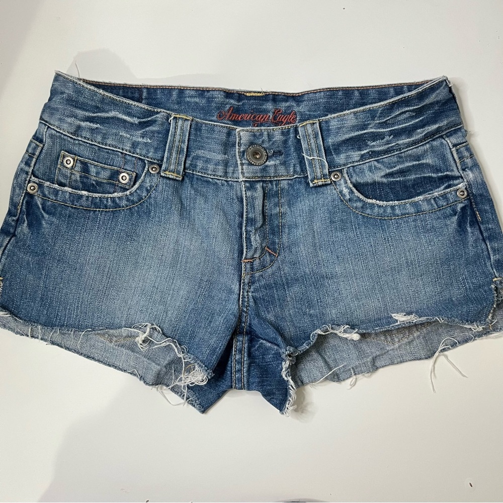 Super cute tiny American Eagle booty denim short! 🐬